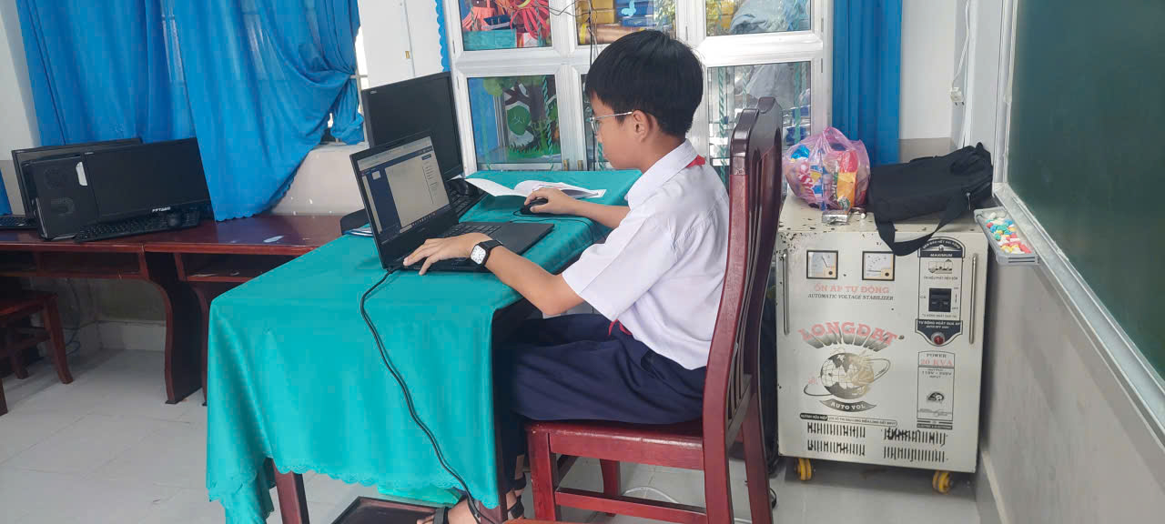 Em Võ Nguyên Khang nghiêm túc tập trung làm bài thi Tin học trẻ trực tuyến tại trường
