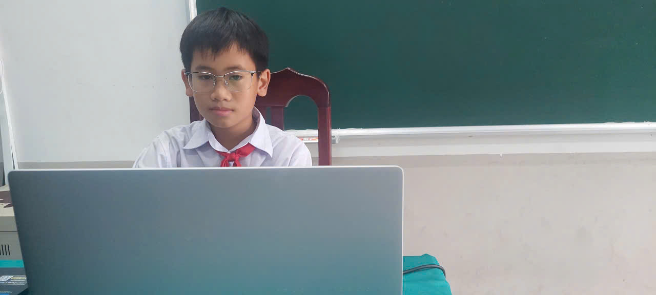 Khung cảnh giám thị giám sát nghiêm túc buổi thi trực tuyến của em Khang